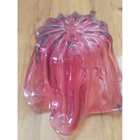 Anthony Rossi Hand Blown Glass Fluted Edge Cranberry Bowl 6" x 6" x 4.5" Canada - Picture 7 of 12